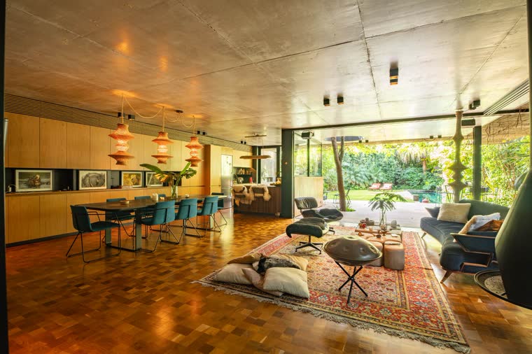 Living comedor con techo de hormigón abierto al jardín