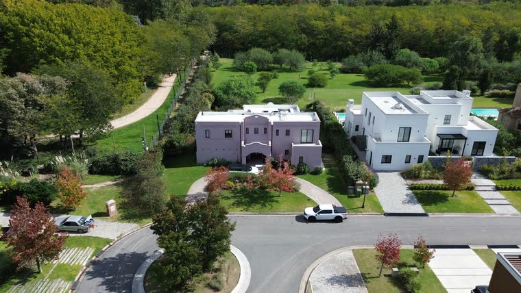 Vista aérea de dos casas en barrio cerrado