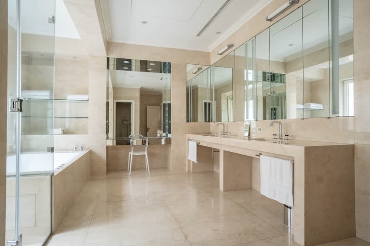 Baño principal revestido en mármol con doble bacha
